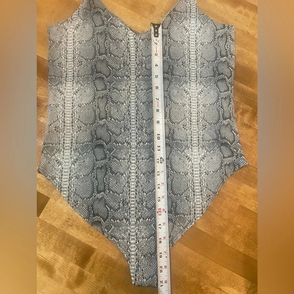GAZE Spaghetti Strap Grey Snakeskin Bodysuit Size Large NWT - Picture 13 of 14